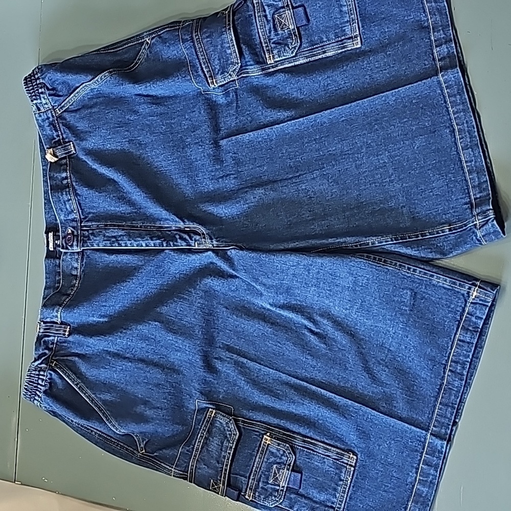 KINK SIZE, MENS dinim Shorts. Size‎ 48. Cargo style. Nice..nice pockets.